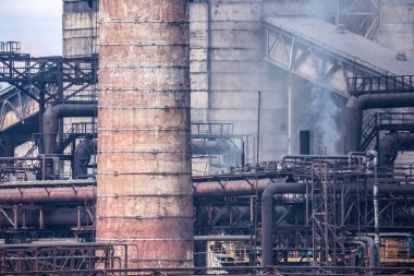 Dnipro Ukrayna 'nın en büyük hava kirletici maddesi kokain-kimya fabrikasıdır. Baca gazı yığınları atmosfere yılda yüzlerce ton zararlı madde yayar. Sanayi manzarası.