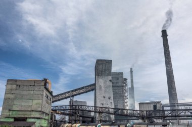Dnipro Ukrayna 'nın en büyük hava kirletici maddesi kokain-kimya fabrikasıdır. Baca gazı yığınları atmosfere yılda yüzlerce ton zararlı madde yayar. Sanayi manzarası.
