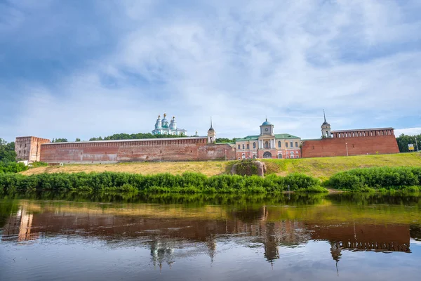 スモレンスクの古代都市の中心的な歴史的部分 ドニエプル川右岸の斜面にある防衛施設と大聖堂の残骸 — ストック写真