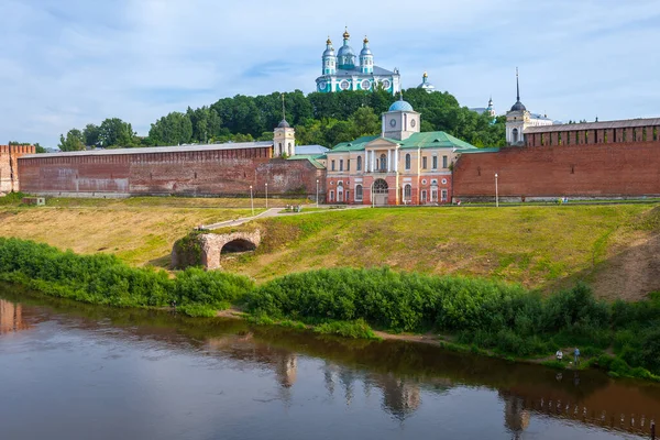 スモレンスクの古代都市の中心的な歴史的部分 ドニエプル川右岸の斜面にある防衛施設と大聖堂の残骸 — ストック写真