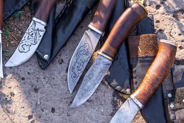 Ремесленные Охотничьи Ножи Ручной Работы Выполненные Стиле Дамасской Стали Лежат — стоковое фото