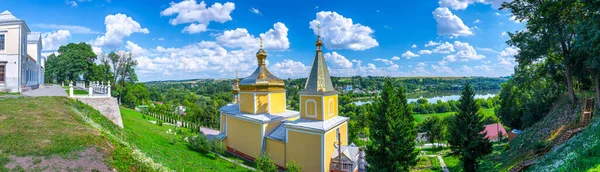 ヴィシュニヴェッツ宮殿と主の昇天教会 ウクライナのヴィシュニヴェッツ テルノピル地方の町で国家歴史建築国家保護区 テルノピルの城 の一部 — ストック写真