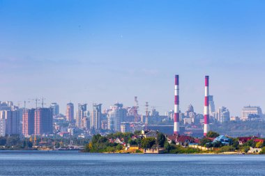 Yaz güneşli sıcak bir akşam. Modern yerleşim bölgeleri güney banliyöleri ve şehir merkezleri Kyiv 'de, Dnipro Nehri' nin sağ kıyısında. Ön planda teknelerde balıkçılar. Kyiv. Ukrayna. 28 Ağustos 2019