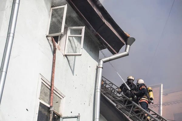 Los Escombros Ardientes Caen Debajo Del Techo Bomberos Escaleras Con —  Fotos de Stock