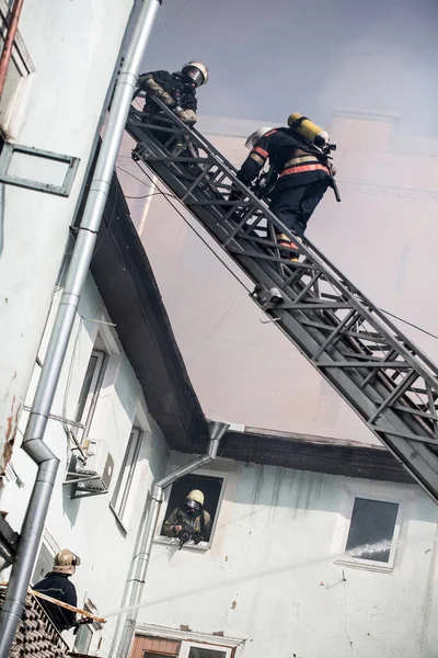 Bomberos Escaleras Con Máscaras Oxígeno Apagan Fuego Una Antigua Casa — Foto de Stock