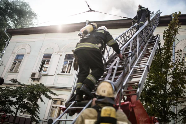 Bomberos Escaleras Con Máscaras Oxígeno Apagan Fuego Una Antigua Casa —  Fotos de Stock