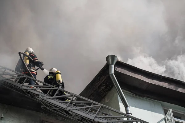 Bomberos Escaleras Con Máscaras Oxígeno Apagan Fuego Una Antigua Casa —  Fotos de Stock