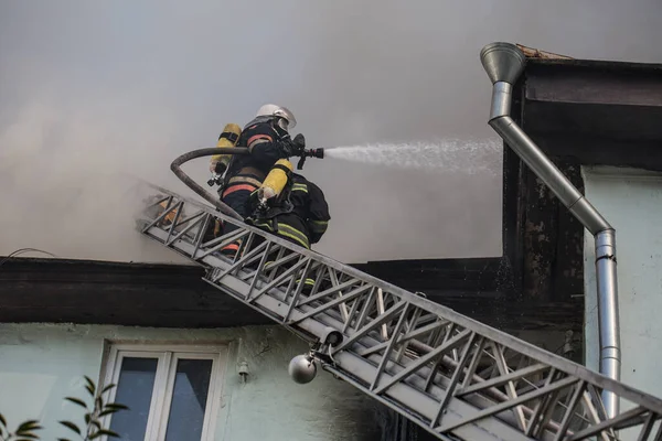 Bomberos Escaleras Con Máscaras Oxígeno Apagan Fuego Una Antigua Casa — Foto de Stock