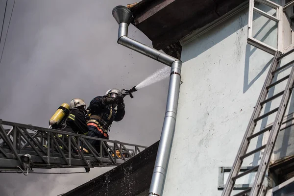 Bomberos Escaleras Con Máscaras Oxígeno Apagan Fuego Una Antigua Casa —  Fotos de Stock