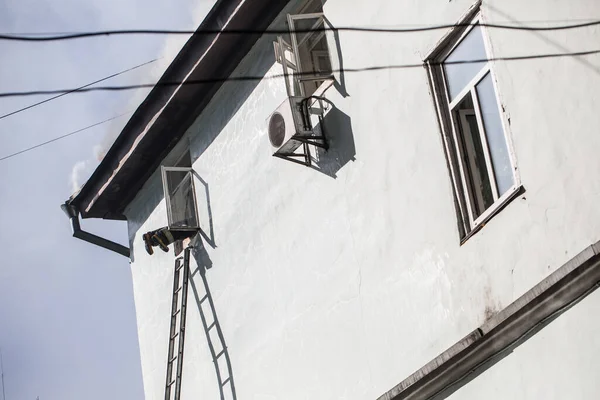 Bombeiros Escadas Máscaras Oxigênio Extinguem Fogo Uma Antiga Casa Meio — Fotografia de Stock