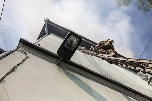 Bombeiros Escadas Máscaras Oxigênio Extinguem Fogo Uma Antiga Casa Meio — Fotografia de Stock