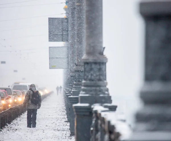 Pieszy Idzie Chodnikiem Moście Podczas Burzy Śnieżnej — Zdjęcie stockowe
