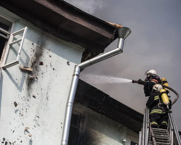 Bomberos Escaleras Con Máscaras Oxígeno Apagan Fuego Una Antigua Casa —  Fotos de Stock