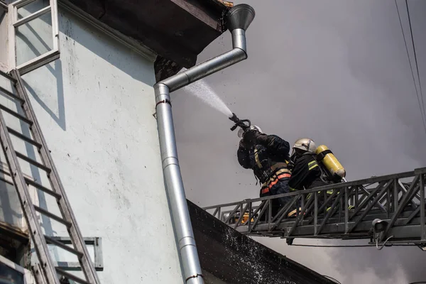 Bomberos Escaleras Con Máscaras Oxígeno Apagan Fuego Una Antigua Casa —  Fotos de Stock