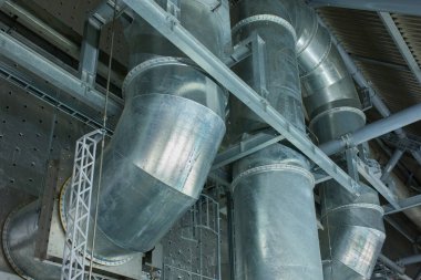 Mikro iklim desteği sistemleri büyük bir sanayi bölgesinde. Hava boru hatları giriş ve çıkışları.