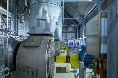 Mikro iklim desteği sistemleri büyük bir sanayi bölgesinde. Hava boruları giriş ve egzoz boruları. Hayranlar ve klima. Basınç kontrol sistemleri, nem, sıcaklık.