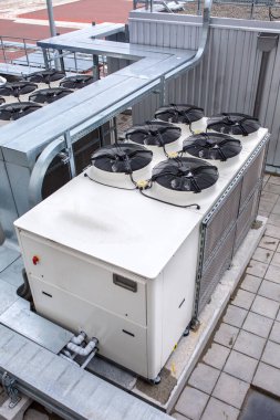 Mikro iklim destek sisteminin dış altyapısı büyük bir sanayi bölgesinde. Hava boruları giriş ve egzoz boruları. Hayranlar ve klima. Basınç kontrol sistemleri, nem, sıcaklık