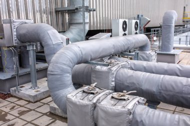 Mikro iklim destek sisteminin dış altyapısı büyük bir sanayi bölgesinde. Hava boruları giriş ve egzoz boruları. Hayranlar ve klima. Basınç kontrol sistemleri, nem, sıcaklık