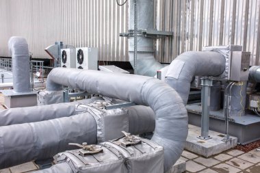 Mikro iklim destek sisteminin dış altyapısı büyük bir sanayi bölgesinde. Hava boruları giriş ve egzoz boruları. Hayranlar ve klima. Basınç kontrol sistemleri, nem, sıcaklık