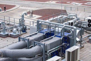 Mikro iklim destek sisteminin dış altyapısı büyük bir sanayi bölgesinde. Hava boruları giriş ve egzoz boruları. Hayranlar ve klima. Basınç kontrol sistemleri, nem, sıcaklık