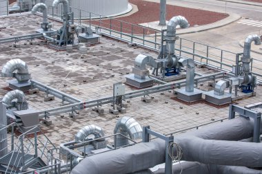 Mikro iklim destek sisteminin dış altyapısı büyük bir sanayi bölgesinde. Hava boruları giriş ve egzoz boruları. Hayranlar ve klima. Basınç kontrol sistemleri, nem, sıcaklık