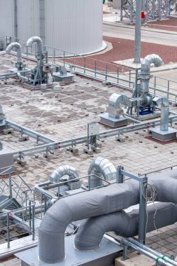 Mikro iklim destek sisteminin dış altyapısı büyük bir sanayi bölgesinde. Hava boruları giriş ve egzoz boruları. Hayranlar ve klima. Basınç kontrol sistemleri, nem, sıcaklık