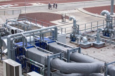 Mikro iklim destek sisteminin dış altyapısı büyük bir sanayi bölgesinde. Hava boruları giriş ve egzoz boruları. Hayranlar ve klima. Basınç kontrol sistemleri, nem, sıcaklık