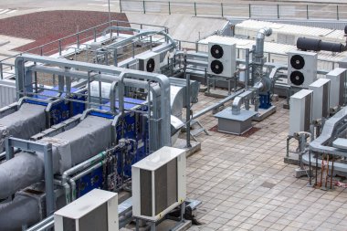 Mikro iklim destek sisteminin dış altyapısı büyük bir sanayi bölgesinde. Hava boruları giriş ve egzoz boruları. Hayranlar ve klima. Basınç kontrol sistemleri, nem, sıcaklık