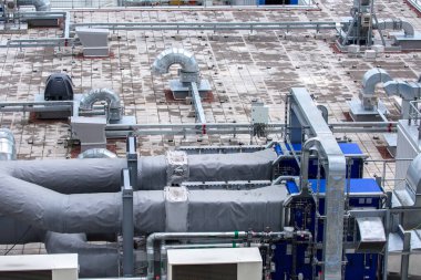 Mikro iklim destek sisteminin dış altyapısı büyük bir sanayi bölgesinde. Hava boruları giriş ve egzoz boruları. Hayranlar ve klima. Basınç kontrol sistemleri, nem, sıcaklık