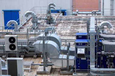 Mikro iklim destek sisteminin dış altyapısı büyük bir sanayi bölgesinde. Hava boruları giriş ve egzoz boruları. Hayranlar ve klima. Basınç kontrol sistemleri, nem, sıcaklık