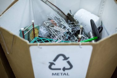 Geri dönüşümleri ayırıyorum. Sıralanmış hurda metal, uygun işaretleme ile bir konteynır içine yerleştirilir.
