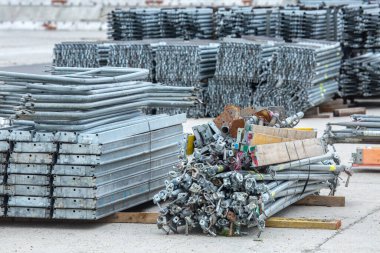 Galvanize çelik ve alüminyum çerçeve, merdiven ve halka kilidi yapı sistemlerinin restorasyon, endüstriyel ve inşaat alanlarındaki pek çok uygulama için açık hava deposu.
