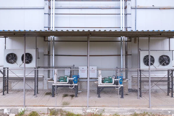 工业制冷装置在一个大型工业场地的外部基础设施 空气和液体物质管道入口废气 压缩机和风扇 — 图库照片