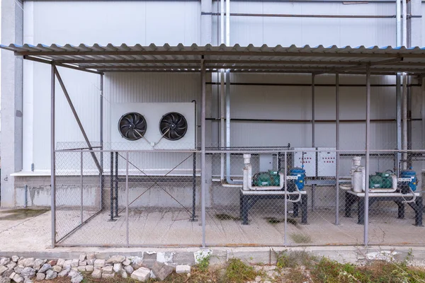 工业制冷装置在一个大型工业场地的外部基础设施 空气和液体物质管道入口废气 压缩机和风扇 — 图库照片