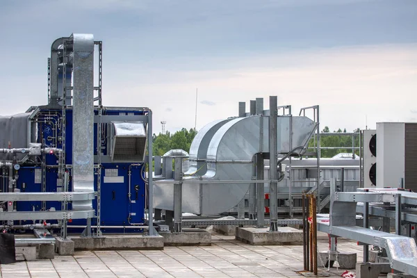 大型工业场地微型气候支持系统的外部基础设施 气管道进气和排气 风扇和空调 温度控制系统 — 图库照片