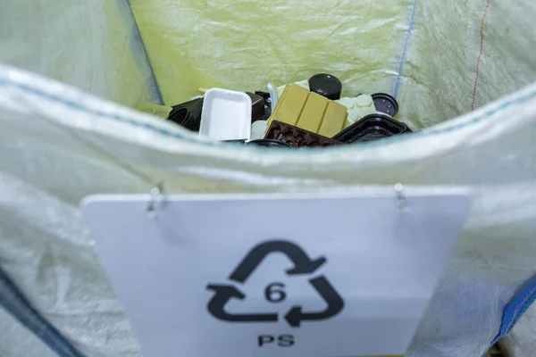 再生可能エネルギーの分類 分別されたポリスチレン プラスチックは 適切なマーキングを施した容器に入れられます — ストック写真