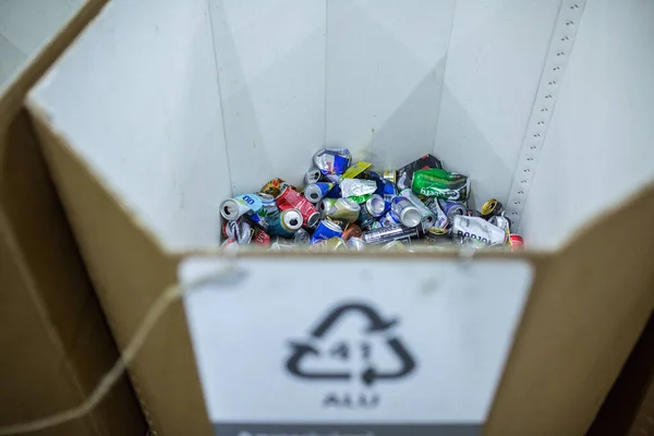 Kyiv Ukraine Dec リサイクル可能な分別 ソートされたアルミニウム缶は ウクライナのキエフで2018年12月4日にごみ分別点で適切なマーキングを施した容器に入れられます — ストック写真