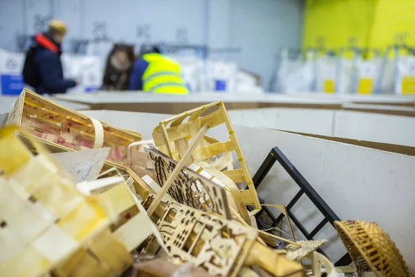 Sorteer Recycleerbare Materialen Het Gesorteerde Houten Afval Wordt Een Container — Stockfoto