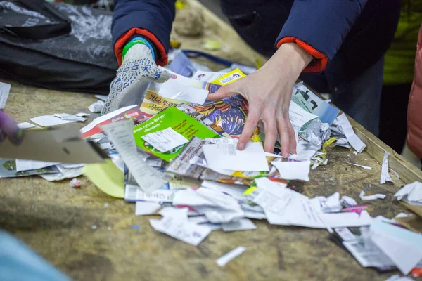 Kyiv Ukraine Dec 对可回收品进行分类 2018年12月4日 在乌克兰基辅 环保人士志愿者在垃圾分类站整理废纸 — 图库照片