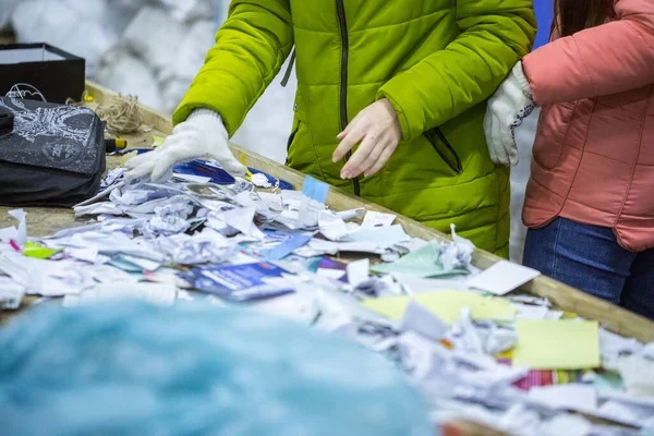 Киев Украина Dec Переработка Отходов Экоактивисты Добровольцы Сортируют Бумажные Отходы — стоковое фото