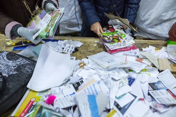 Kyiv Ukraine Dec リサイクル可能な分別 ボランティアエコ活動家は ウクライナのキエフで2018年12月4日にゴミの分別地点で紙の廃棄物を分別します — ストック写真