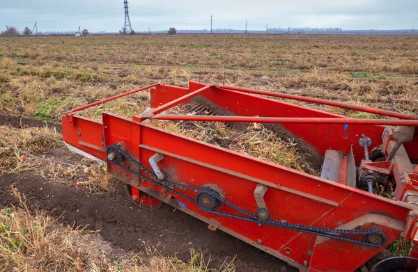 Herfst Veld Met Uienteelt Geteeld Door Druppelirrigatie Technologie Een Trekker — Stockfoto