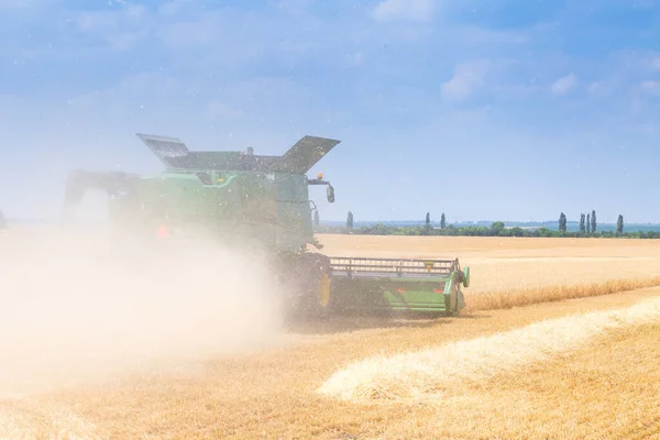 收割粮食作物的机器 在阳光明媚的夏日 在黑麦田里把收获机结合起来 农业机械主题 — 图库照片