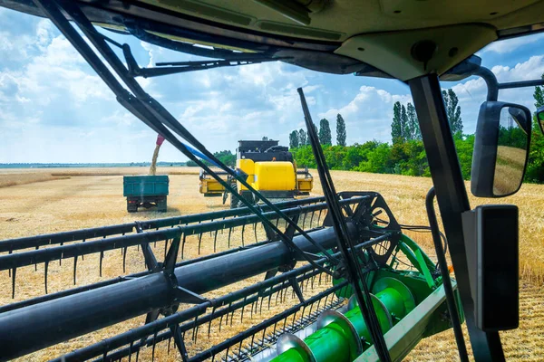 收割粮食作物的机器 在阳光明媚的夏日 在黑麦田里把收获机结合起来 从组合舱看 农业机械主题 — 图库照片