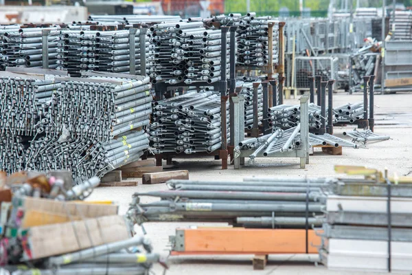 産業および建設現場で多くのアプリケーションのための亜鉛メッキ鋼およびアルミニウムフレーム はしご およびリングロック足場システムのオープンエアストレージ — ストック写真
