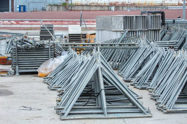 Openlucht Opslag Van Gegalvaniseerd Staal Aluminium Frames Ladders Ringsloten Steigers — Stockfoto