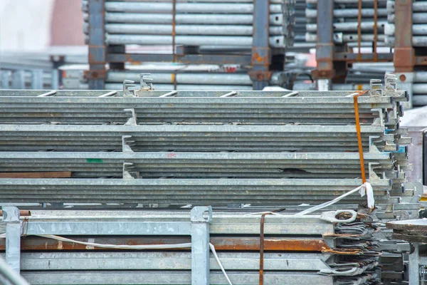 Open Air Lagerung Verzinkter Stahl Und Aluminiumrahmen Leitern Und Ringschlossgerüste — Stockfoto