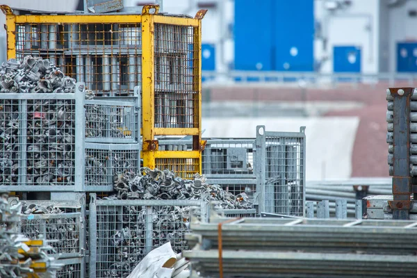 Open Air Lagerung Verzinkter Stahl Und Aluminiumrahmen Leitern Und Ringschlossgerüste — Stockfoto