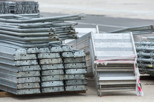 Openlucht Opslag Van Gegalvaniseerd Staal Aluminium Frames Ladders Ringsloten Steigers — Stockfoto