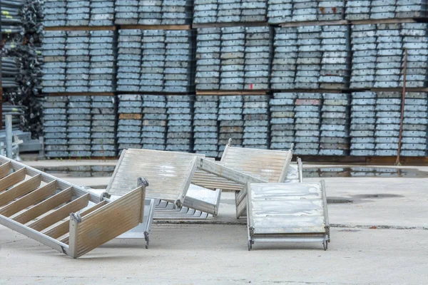 露天存放镀锌钢和铝框架 梯子和环锁脚手架系统 用于许多修复 工业和建筑工地 — 图库照片